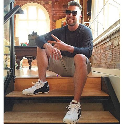 NFL Star Travis Kelce Is Ready for Love on E!'s Catching Kelce