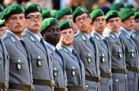 Bundeswehr: Neue Uniform soll „schick und schneidig“ werden - Politik