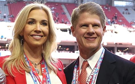 Clark Hunt’s Wife Tavia Hunt Suits Up in Chiefs-Red at Super Bowl 2023 ...