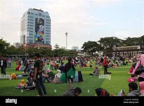 The peopel play in the alun-alun park in the afternoon, Bandung ...