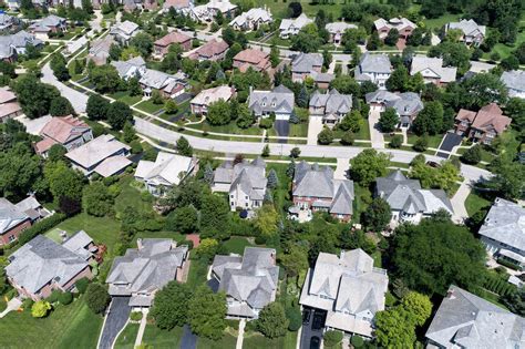 Aerial view of a neighborhood in the Chicago suburban city of Glenview ...