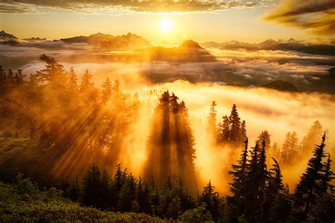 Фото Лучи света тумана гора солнца Природа рассвет и закат Облака