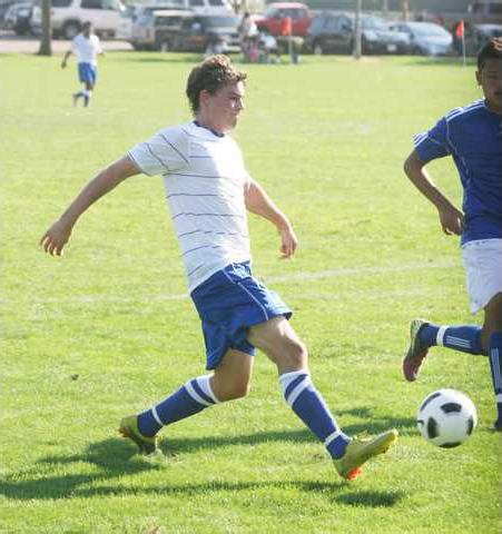 Soccer teams kick off season in right direction - Turlock Journal