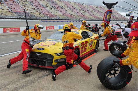 The Unsung Heroes of NASCAR: A Closer Look at the Pit Crew Roles ...