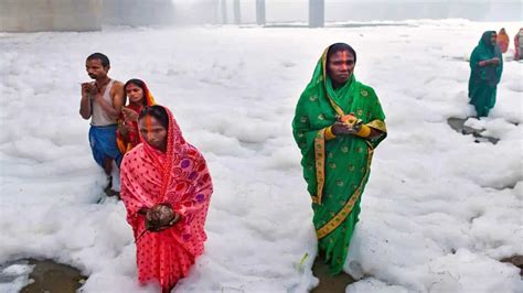 Chhath Puja 2022: What causes froth in Yamuna river in Delhi and why it ...