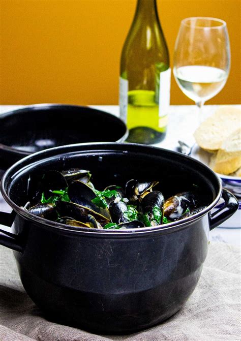 The Best Moules Marinière Recipe with Cream and Spinach - Flavourise