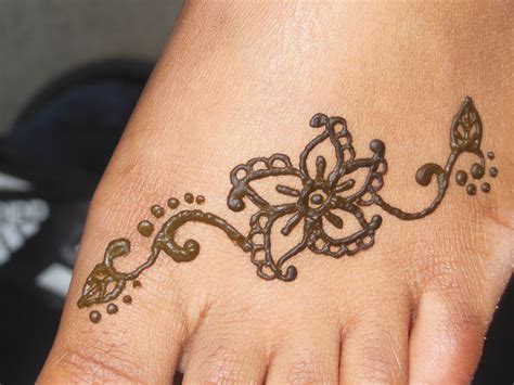 something simple on the feet...perhaps a few more designs. #henna Henna ...