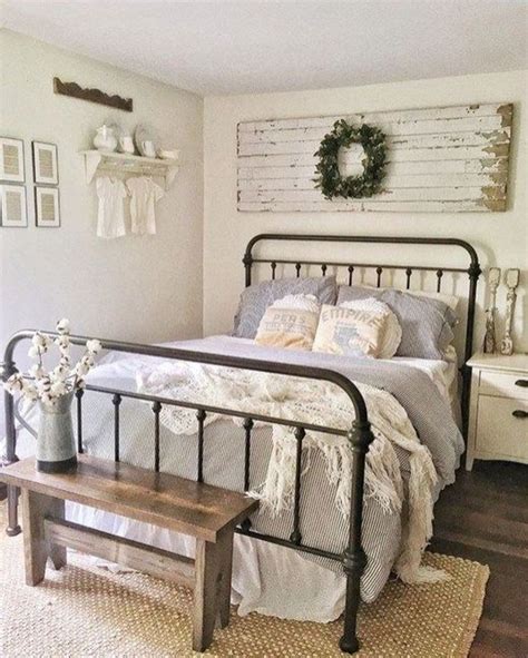 Gorgeous Guest Bedroom Decoration Ideas 32 - HOMYHOMEE