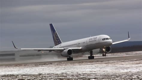 United Airlines - Boeing 757-224 - Landing & Takeoff - YouTube