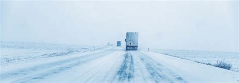 18,671 Camion Estacionado En Medio De La Nieve Images, Stock Photos, 3D ...