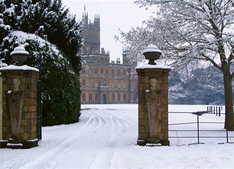 The ‘Downton Abbey' Castle Is Decked Out for the Holidays, and It's ...