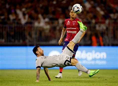 Lionel Messi scores outrageous bicycle kick Clermont Foot 0-5 PSG