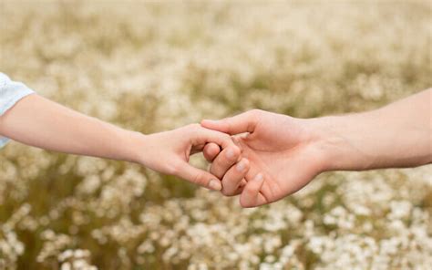 Holding hands can help reduce a loved one's pain, study shows | The ...