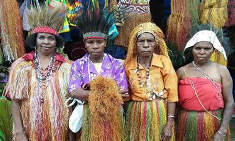 6 Papua Traditional Clothing, Let's See! - papuaaround.com