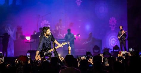 Arijit Singh injured by overzealous fan during live concert | Onmanorama