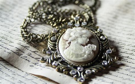 4 Tips For Buying Antique Jewelry | Bit Rebels