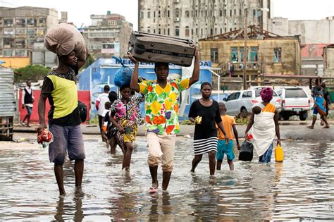 Cyclone Idai: survivors cling to rooftops in Mozambique as they await ...