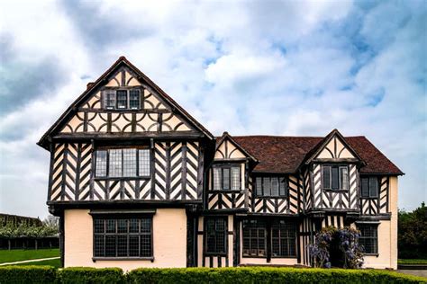 30 Tudor Style Homes & Mansions (Historic and Contemporary Photo ...