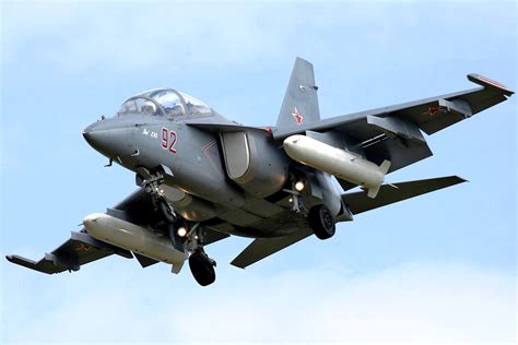 GAMBAR PESAWAT TERBANG: Jet Latih Tempur Yakovlev Yak-130 (Empat)