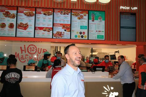 Popeyes UK Opening: Londoners Queue for Fried Chicken Sandwiches ...