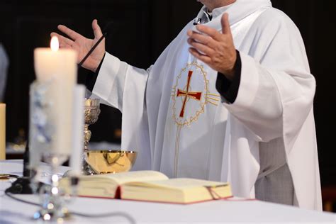 Roman Catholic dioceses prepare to resume public Mass | Michigan Radio