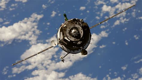 What is the Russian SOYUZ spacecraft - the main rival of Crew Dragon ...