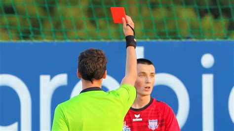 The fastest red card in soccer history: off the field in 2 seconds ...