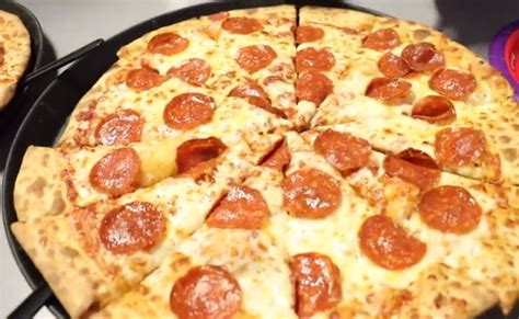 Does chuck e cheese really reuse pizzas? - HONEY-STT