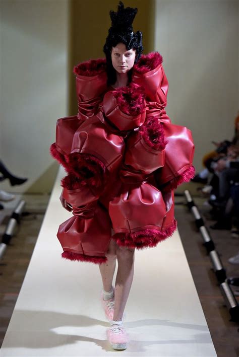 Rei Kawakubo Comme des Garçons | Weird fashion, Sculptural fashion ...