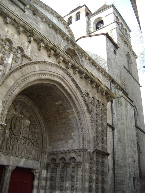 Cahors Cathedral (Cahors, 1135) | Structurae