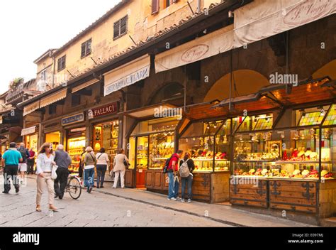 Jewellery and Jewellers shops on Il Ponte Vecchio old bridge Florence ...