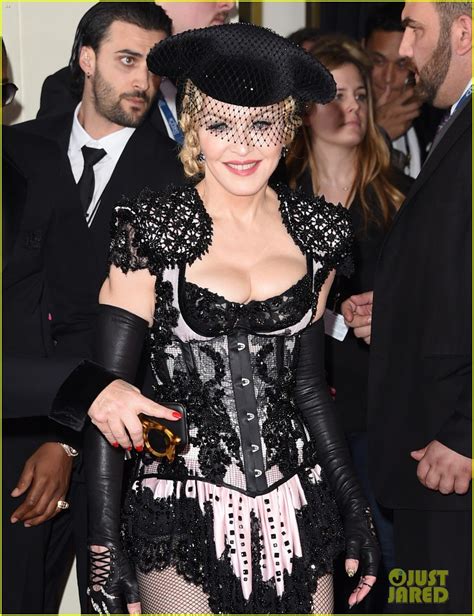 Madonna Flashes Her Butt on Grammys 2015 Red Carpet: Photo 3299273 ...