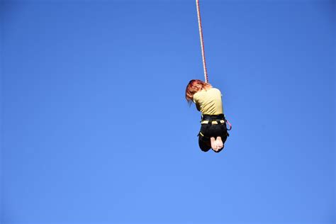 How to Market a Bungee Jumping Business - Desygner