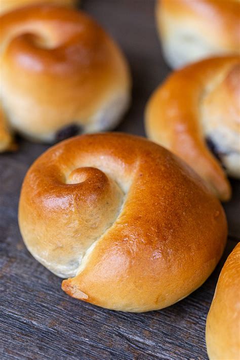 Fluffy Poppy Seed Buns (Piroshki) - Momsdish