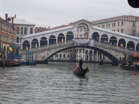 A gondola in front of the Rialto Bridge as the afternoon mist rolls in ...