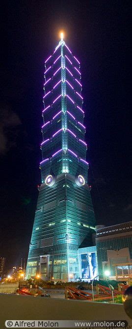 Night view of Taipei 101 tower, Taiwan Taipei 101, Green Facade ...