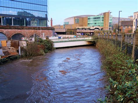 River Irwell, Central Manchester © David Dixon cc-by-sa/2.0 :: Geograph ...