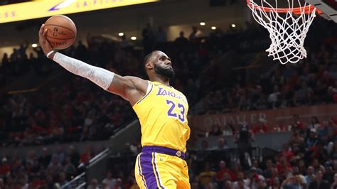 LeBron James: Lakers debut features dunks, highlights team's weakness