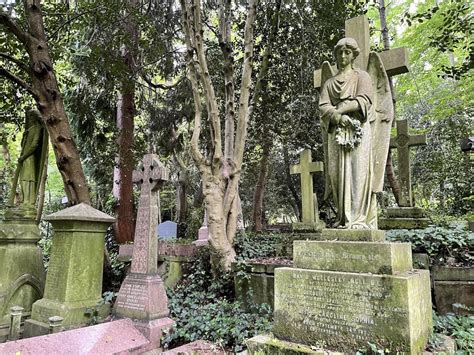 Highgate Cemetery: Coffins, Catacombs, and Celebrities in London's ...