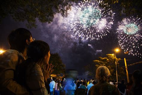 1599px-Fireworks_show_during_Chinese_New_Year_2012 – Wikimédia France