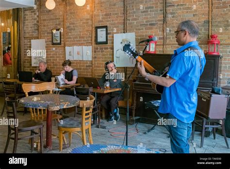 Live music cafe hi-res stock photography and images - Alamy