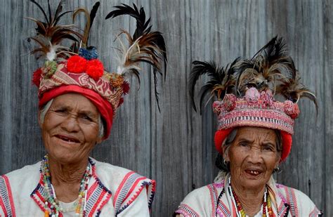 Ifugao women are revolutionizing the art of wood carving - NOLISOLI