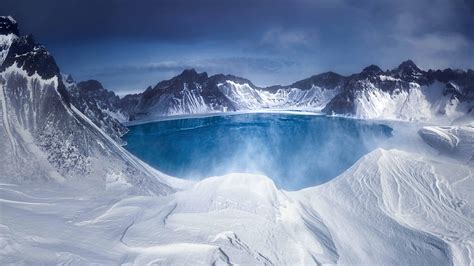 El lago del cráter volcánico más grande de China comienza a ...