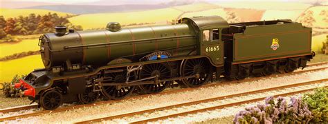 R3523 Hornby Class B17 4-6-0 61665 "Leicester City" in BR green with e