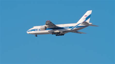 Antonov An-124 flies to land 7041316 Stock Video at Vecteezy