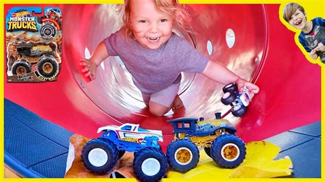 NEW AXEL SHOW MONSTER TRUCKS - Unboxing and Playing with Toys at the ...