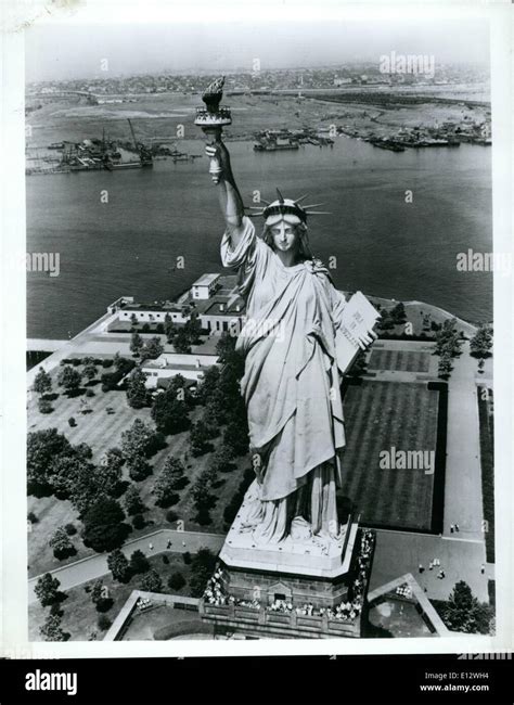 Statue of liberty feet hi-res stock photography and images - Alamy