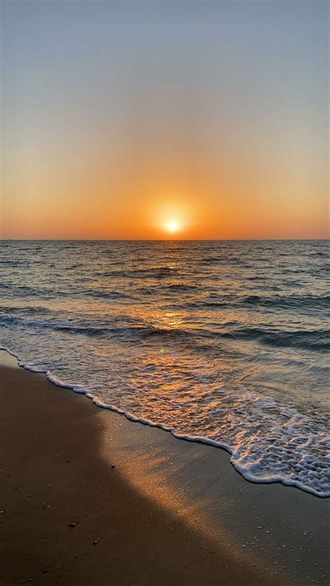 Sunrise at sea | Beach sunset wallpaper, Sky aesthetic, Sunset pictures