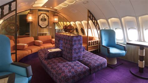 Qantas raids 747 in Mojave boneyard to recreate 1970s upstairs lounge ...