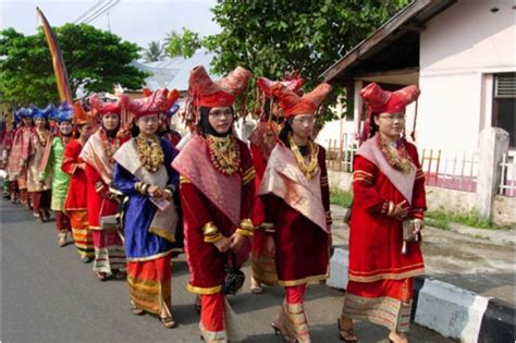 Pakaian Adat Wanita Minangkabau - GALERI NUSANTARA